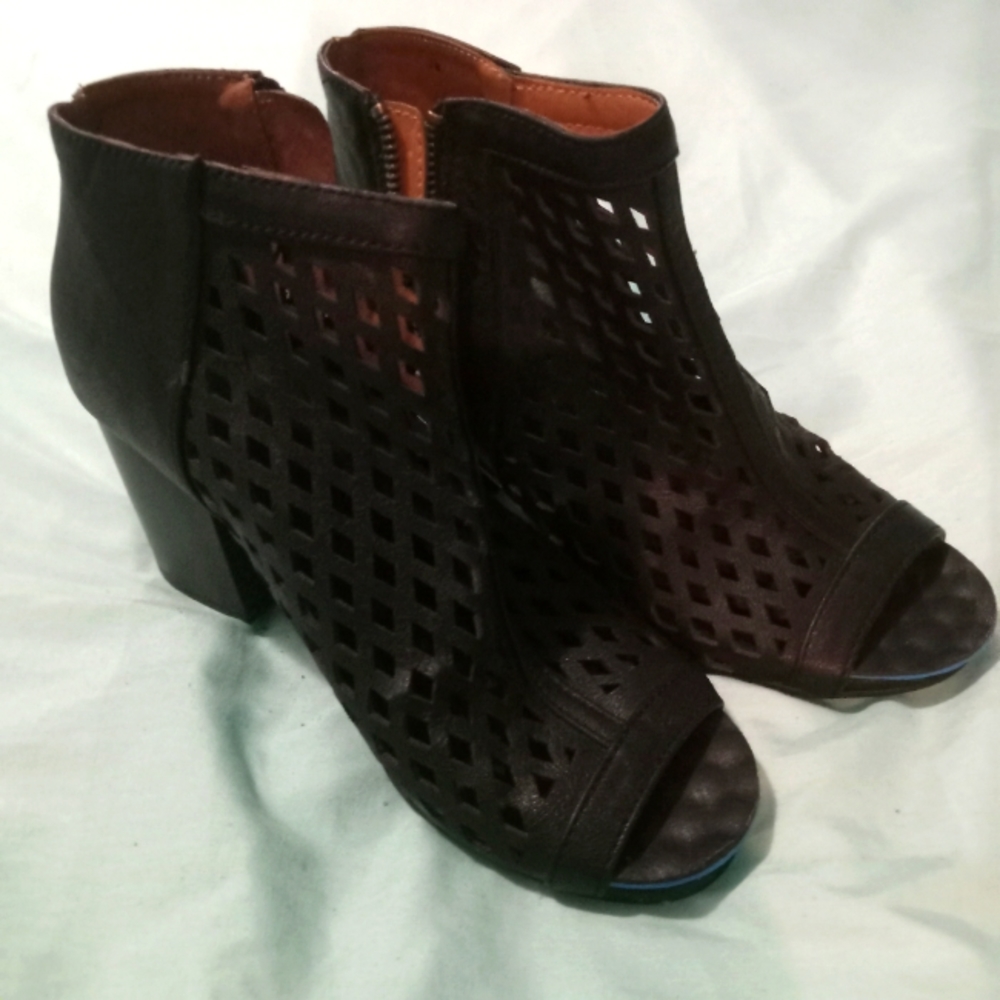 🖤 EUC Womens Ankle Booties Size 7M Black by Jellypop Diamond Cutout Design